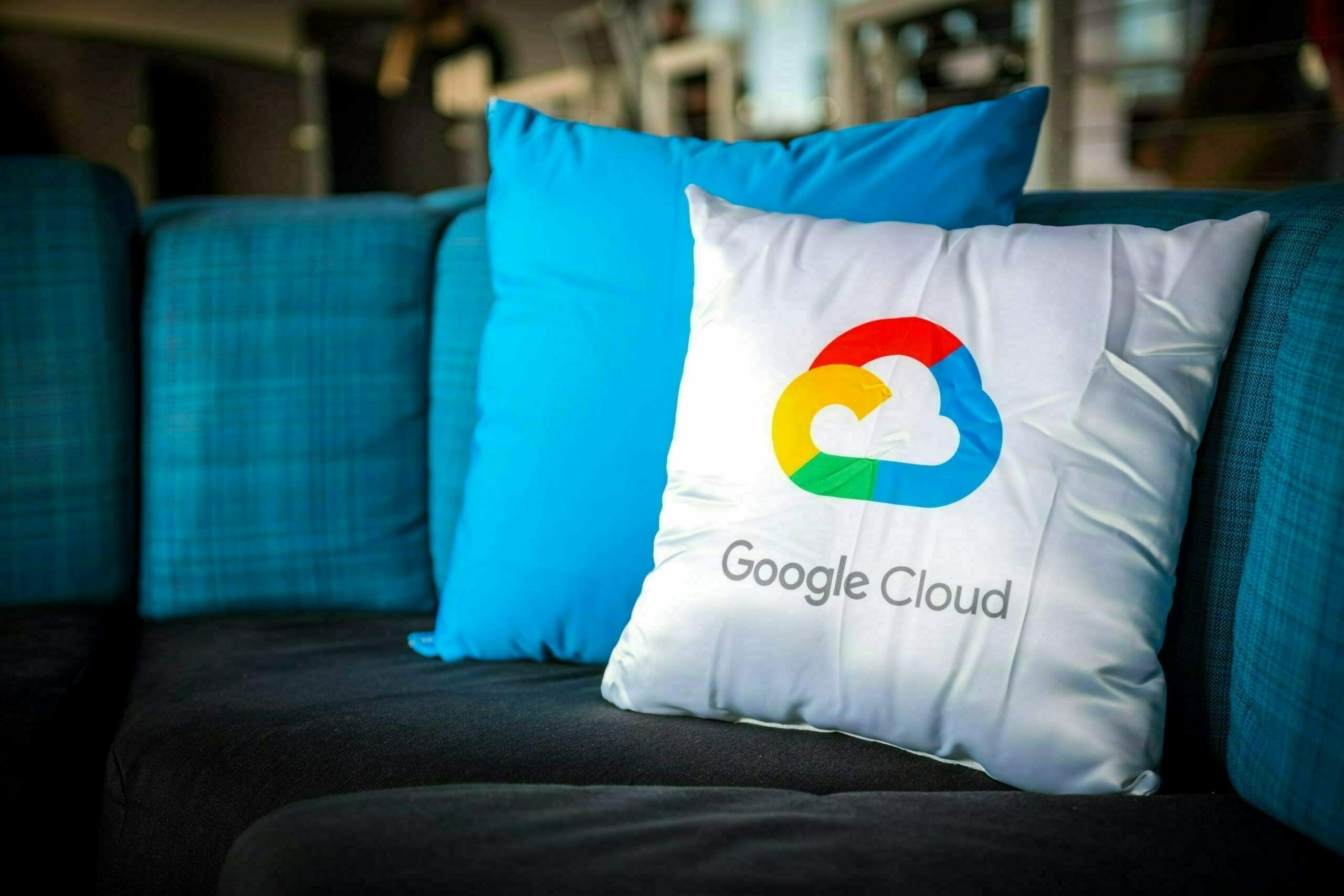 Google Cloud クッションでソファーでリラックス