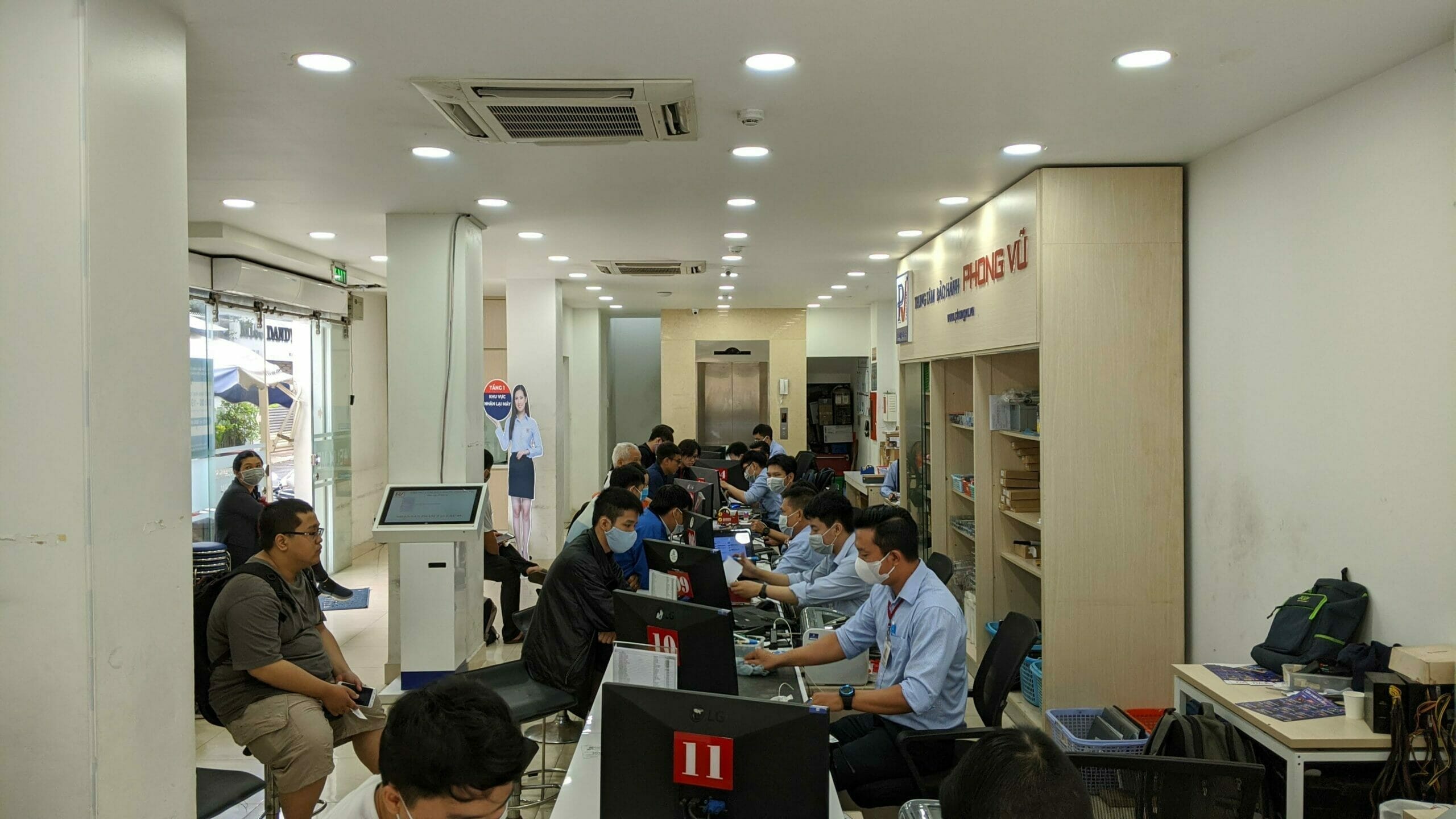 Trung Tâm Bảo Hành Phong Vũ:店内