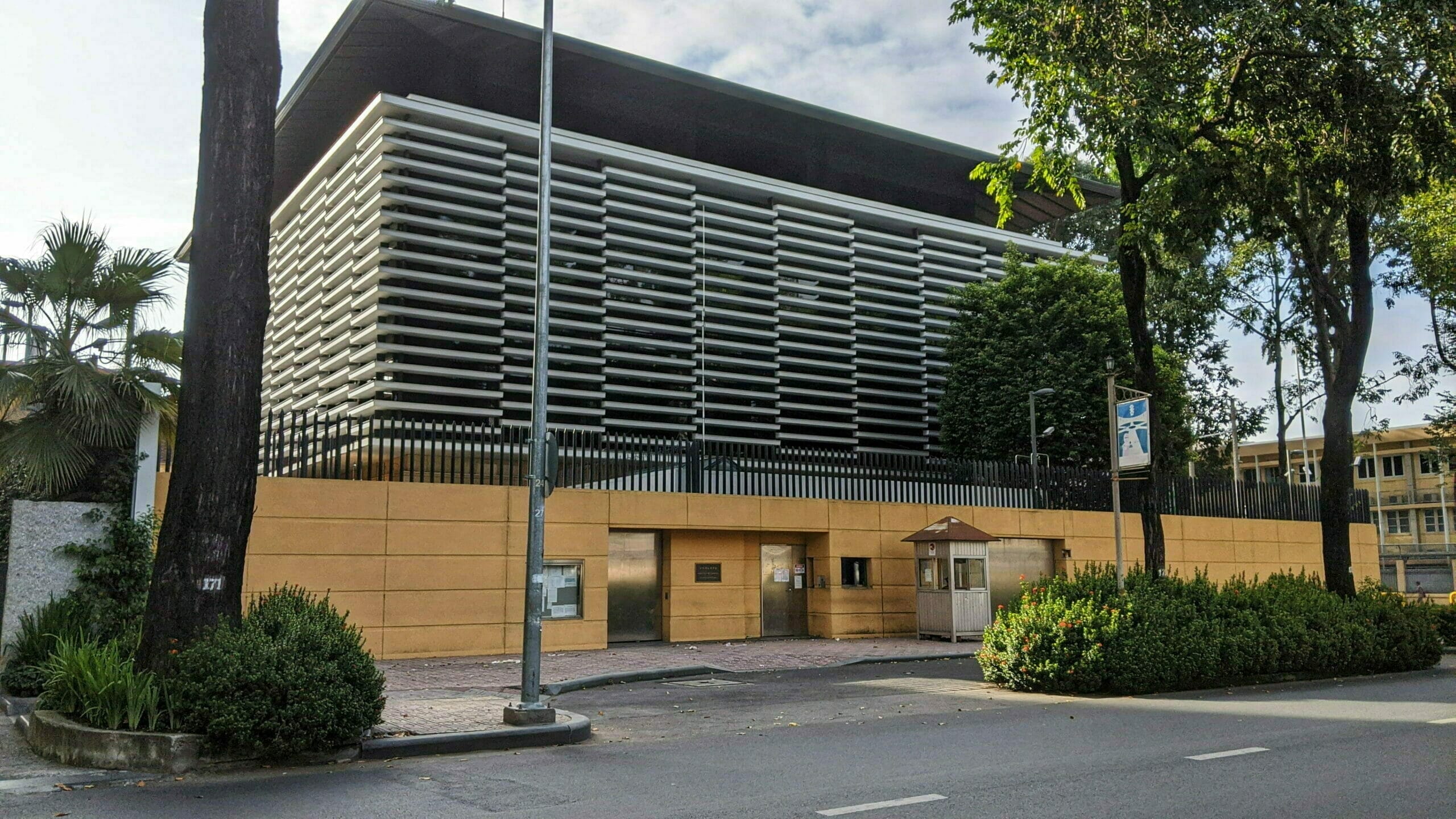 在ホーチミン日本国総領事館の建物外観。入り口付近の様子。