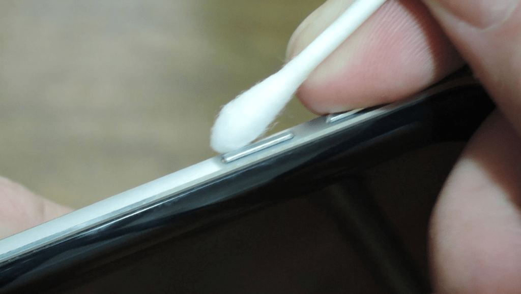 スマートフォン側面にあるボタンを掃除