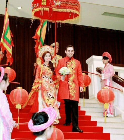 ベトナム式で国際結婚を行うベトナム女性と外国人男性