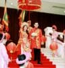 ベトナム式で国際結婚を行うベトナム女性と外国人男性